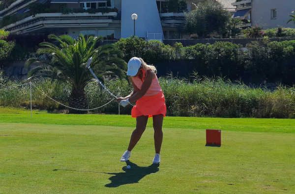 Jugadora de pitch and putt durante la bajada del palo.